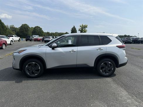 Used 2024 Nissan Rogue SV FWD image 5