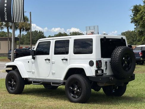 Used 2017 Jeep Wrangler Unlimited Sahara w/ Connectivity Group AWD/4WD image 4