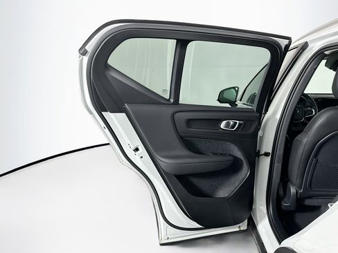Used 2025 Volvo XC40 B5 Plus image 27