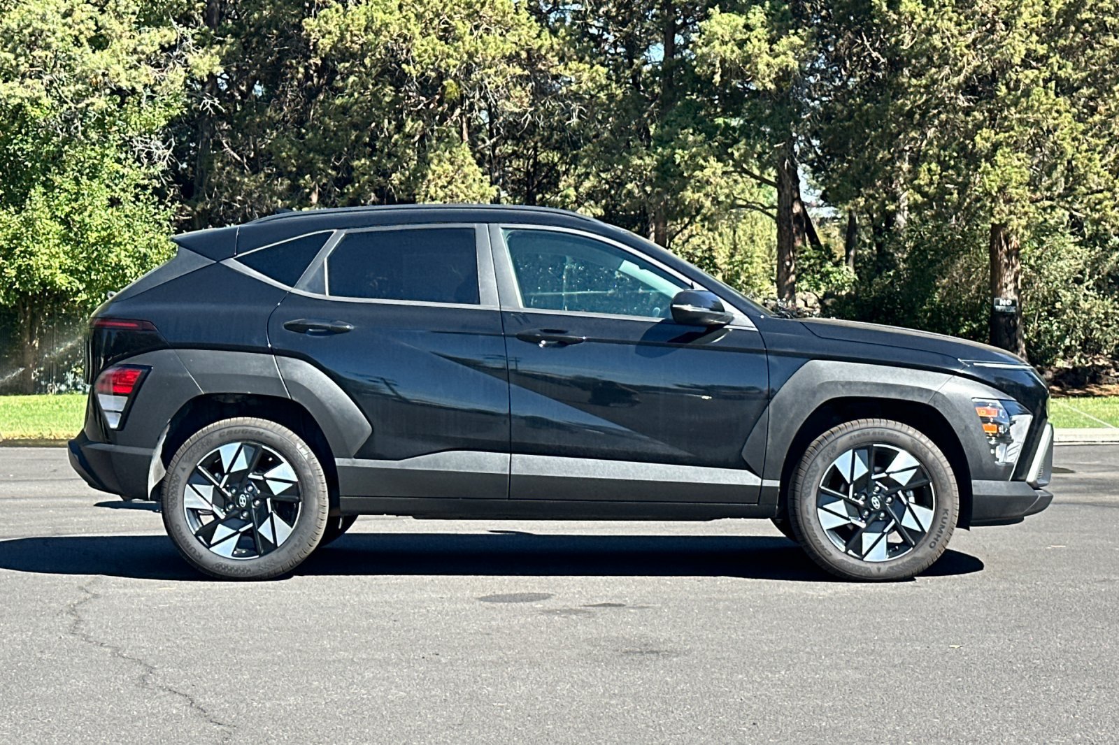 Used 2024 Hyundai Kona SEL AWD/4WD image 3