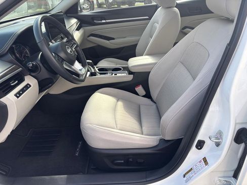 Used 2023 Nissan Altima 2.5 SV w/ SV Premium Package image 10