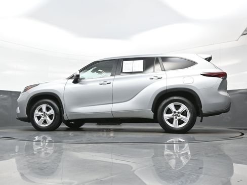 Used 2024 Toyota Highlander LE AWD/4WD image 28