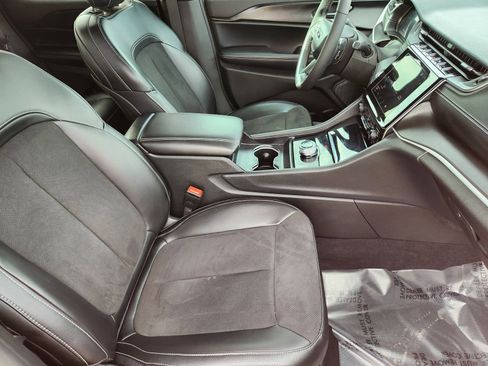 Used 2025 Jeep Grand Cherokee 4WD image 17