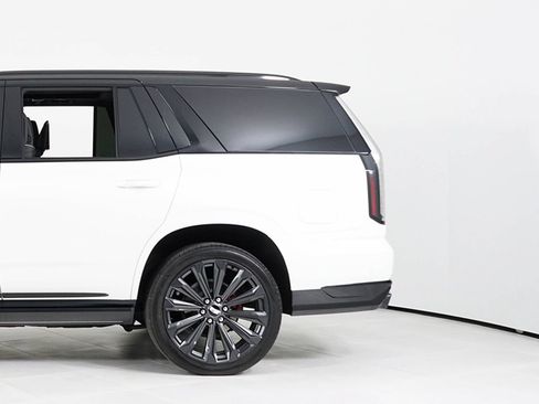 Used 2025 Cadillac Escalade V AWD/4WD image 13