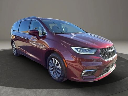 Used 2021 Chrysler Pacifica Touring-L FWD image 3