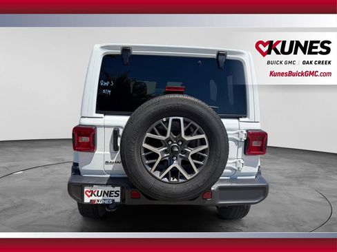 Used 2025 Jeep Wrangler Unlimited Sahara AWD/4WD image 9