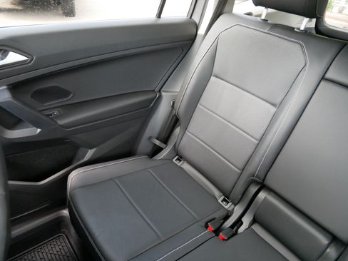 Used 2021 Volkswagen Tiguan SE AWD/4WD image 12
