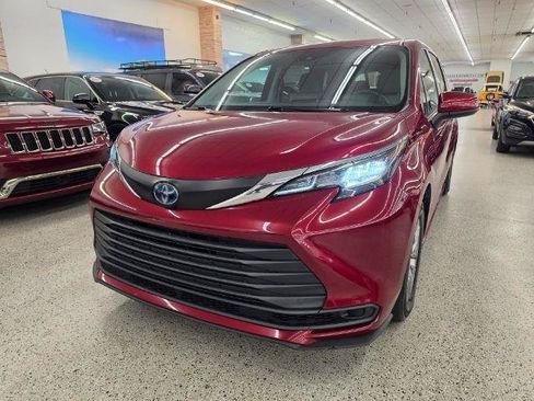 Used 2022 Toyota Sienna LE FWD image 2