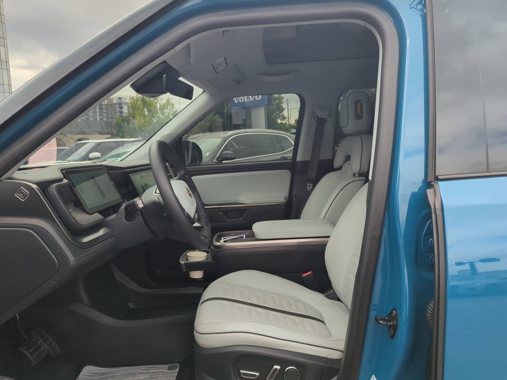 Used 2025 Rivian R1S Adventure Dual AWD/4WD image 11