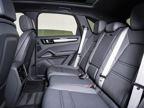 Certified 2023 Porsche Cayenne Platinum Edition image 17