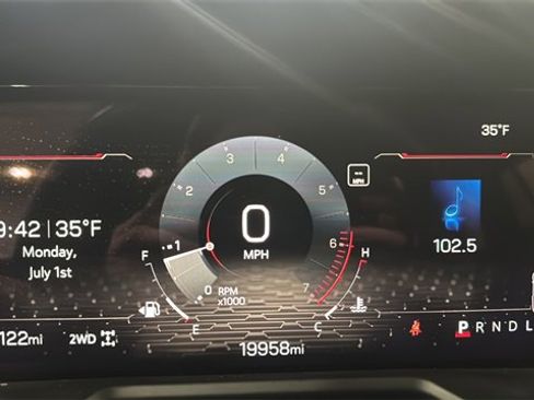 Used 2025 GMC Acadia Elevation image 15