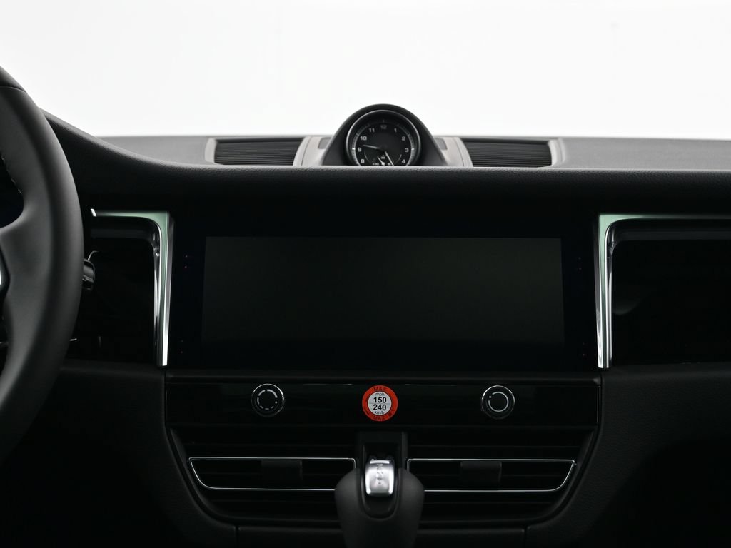Certified 2026 Porsche Macan AWD/4WD image 11