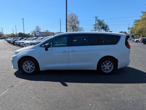 Used 2025 Chrysler Pacifica Select image 7