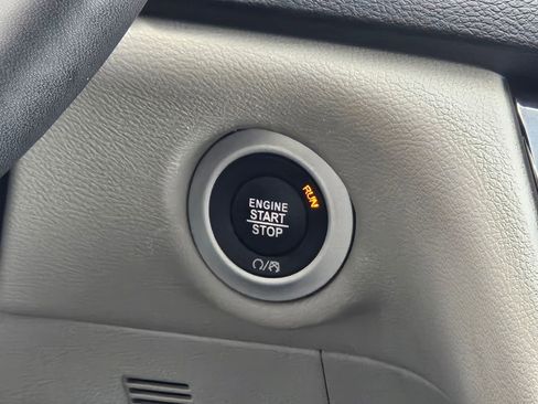 Used 2024 Chrysler Pacifica Touring-L image 14