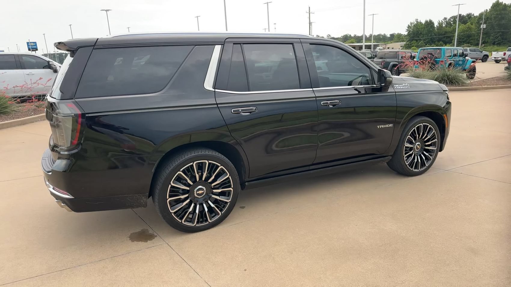 Used 2025 Chevrolet Tahoe High Country AWD/4WD image 9