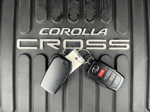 Certified 2023 Toyota Corolla Cross XLE image 31