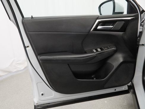 Used 2023 Mitsubishi Outlander SE image 42