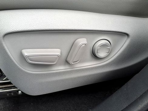 Used 2023 Toyota Highlander XLE FWD image 17