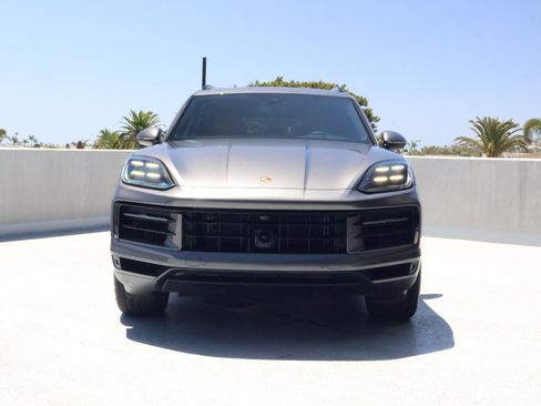 Certified 2025 Porsche Cayenne AWD/4WD image 6