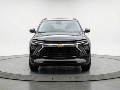 Used 2025 Chevrolet TrailBlazer LT FWD image 2