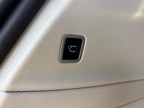 Used 2024 Chrysler Voyager LX FWD image 9