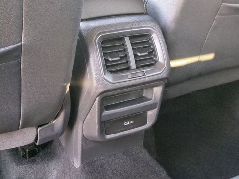 Used 2023 Volkswagen Taos SE image 33