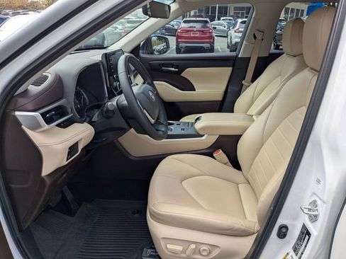 Used 2022 Toyota Highlander XLE image 25