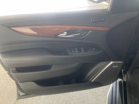 Used 2019 Cadillac Escalade Luxury AWD/4WD image 35