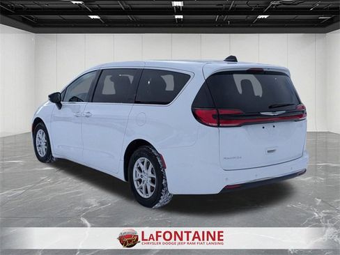 Certified 2024 Chrysler Pacifica Touring-L image 3