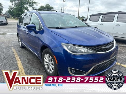 Used 2019 Chrysler Pacifica Touring-L FWD image 2