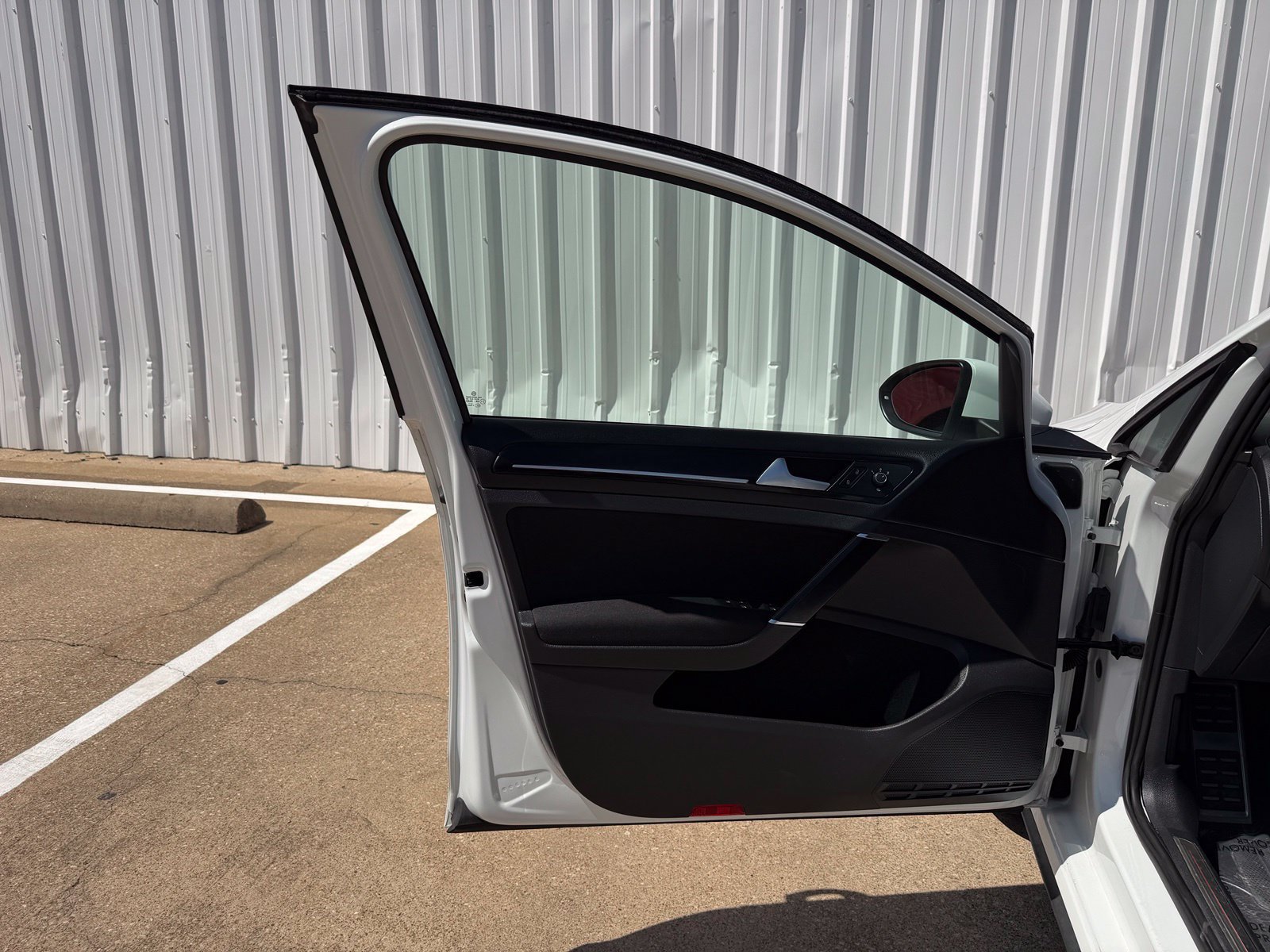 Used 2015 Volkswagen Golf 4-Door FWD image 19