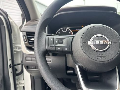 Used 2023 Nissan Rogue SV image 16
