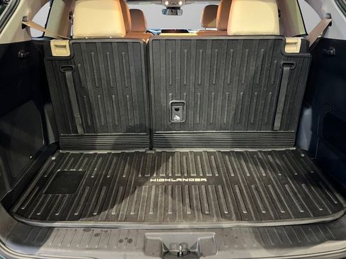 Used 2024 Toyota Highlander Limited image 5