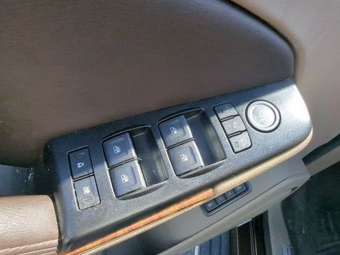 Used 2018 Chevrolet Suburban Premier AWD/4WD image 13