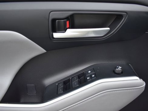 Used 2021 Toyota Highlander XLE image 12