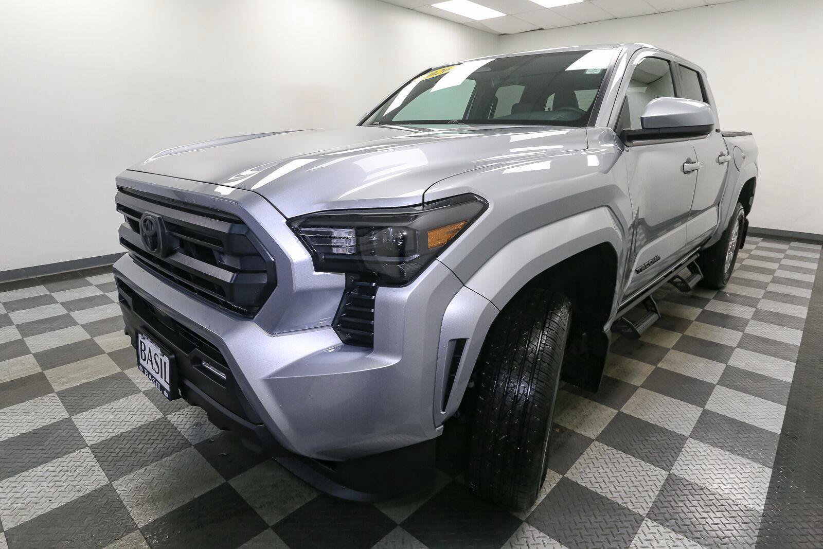 Used 2026 Toyota Tacoma SR5 AWD/4WD image 4