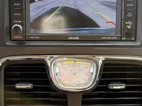 Used 2016 Chrysler Town & Country Touring w/ Driver Convenience Group image 32