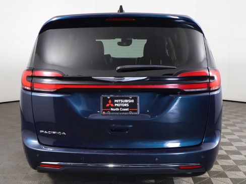 Used 2023 Chrysler Pacifica Touring-L FWD image 13