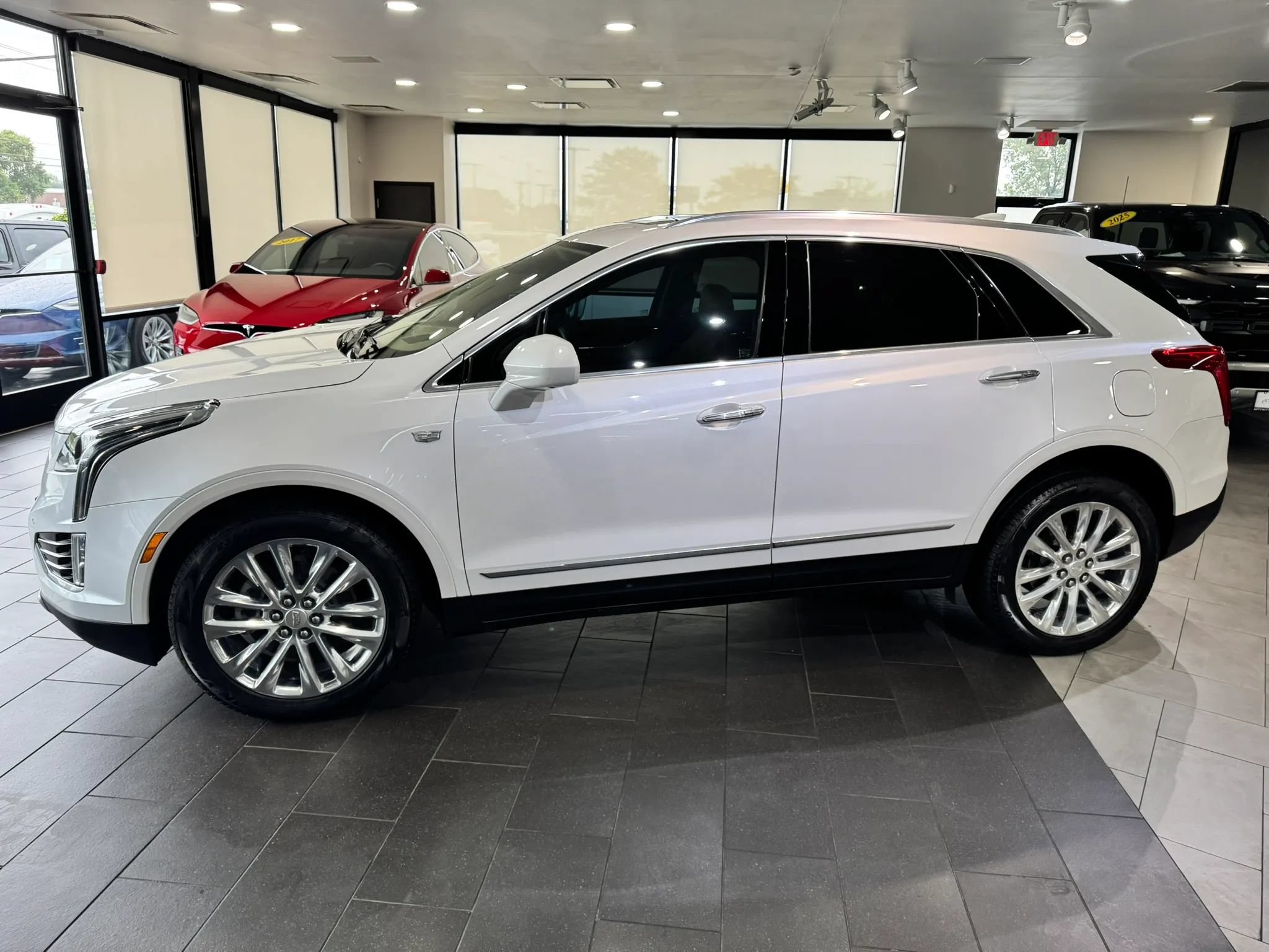 Used 2017 Cadillac XT5 Platinum AWD/4WD image 2