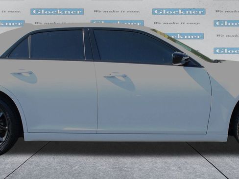 Used 2022 Chrysler 300 Touring w/ Sport Appearance Package image 4