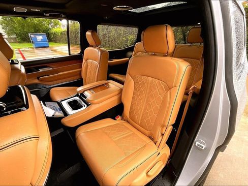 Used 2023 Jeep Grand Wagoneer Series III AWD/4WD image 37