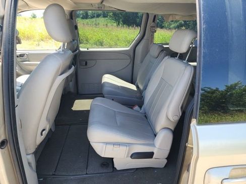 Used 2006 Chrysler Town & Country Touring FWD image 9