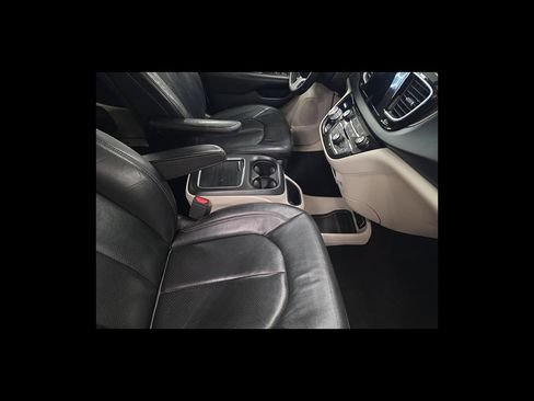 Used 2018 Chrysler Pacifica Touring-L Plus FWD image 18