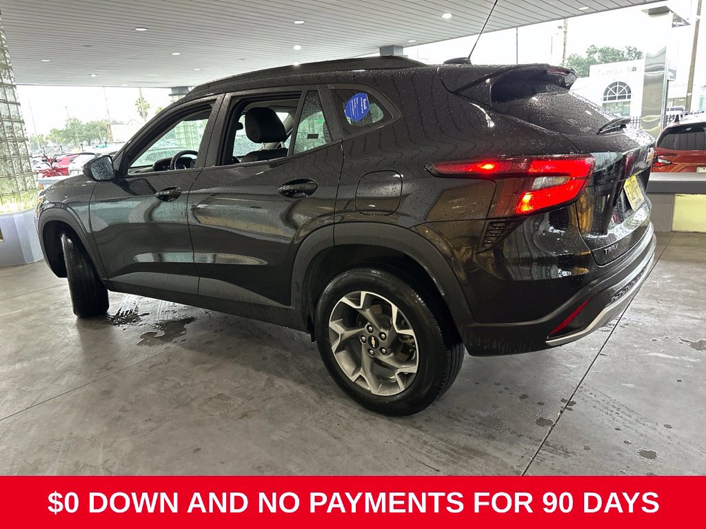 Used 2025 Chevrolet Trax LT w/ LT Convenience Package FWD image 4