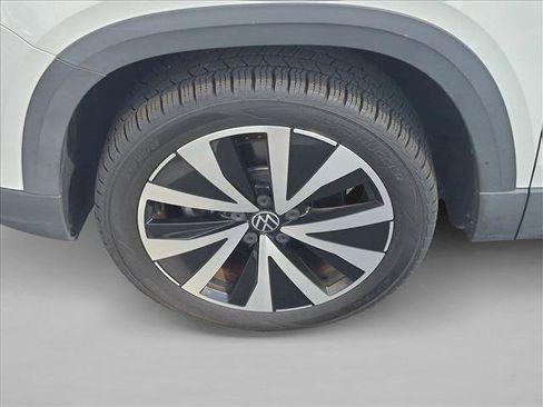 Used 2023 Volkswagen Taos SE w/ Panoramic Sunroof Package FWD image 23