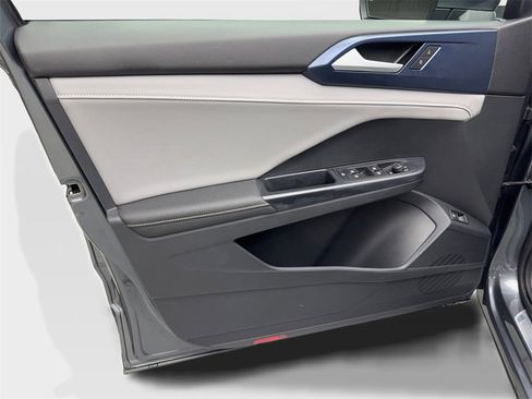 Used 2024 Volkswagen Taos SE image 32