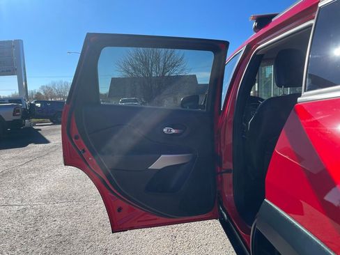 Used 2017 Jeep Cherokee Trailhawk w/ Cold Weather Group image 17