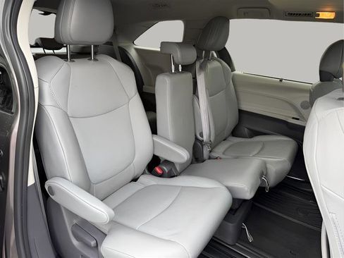 Used 2021 Toyota Sienna XLE FWD image 38