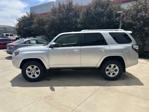 Used 2018 Toyota 4Runner SR5 AWD/4WD image 9