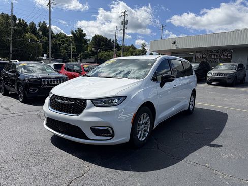 Used 2026 Chrysler Pacifica Select FWD image 3